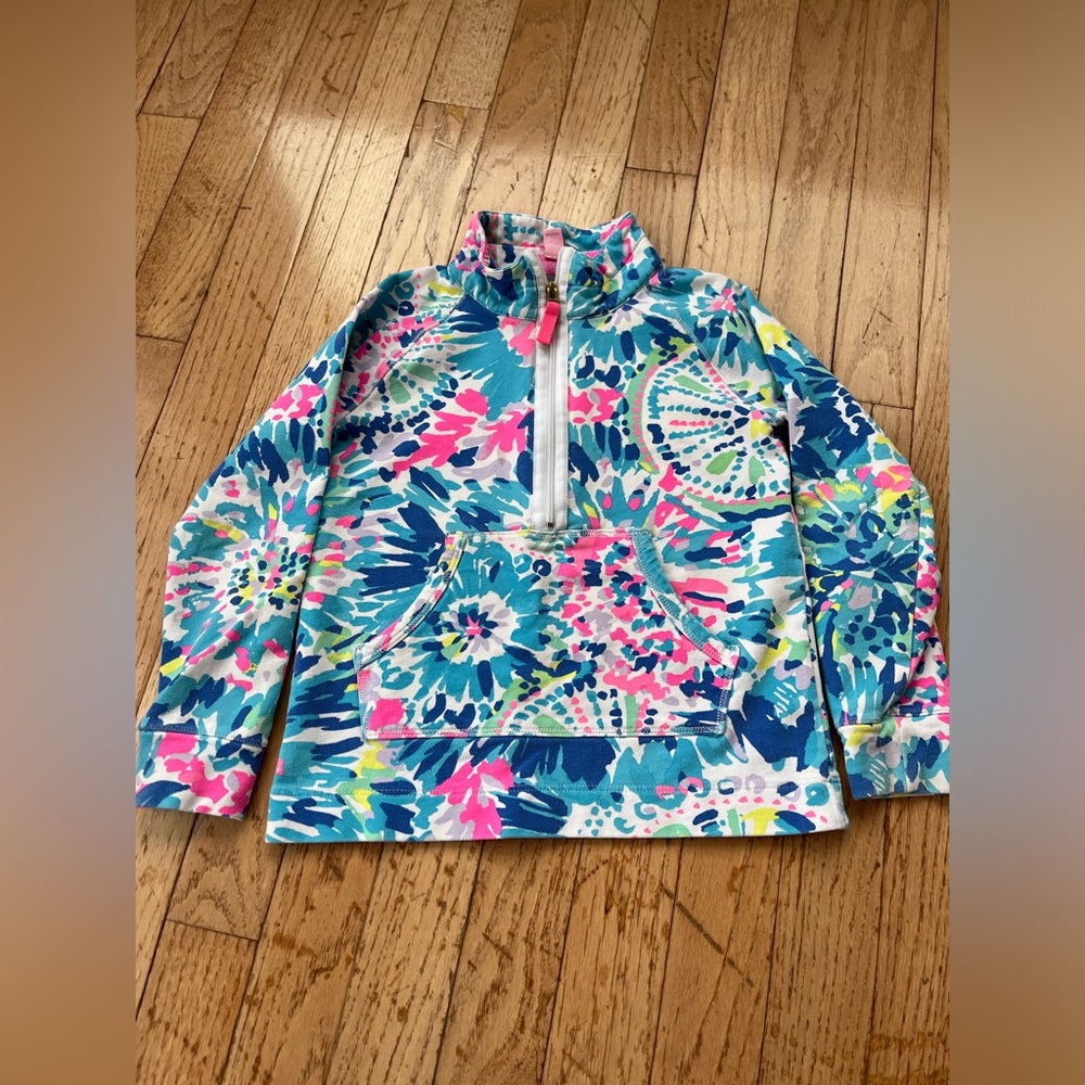 Lilly Pulitzer girls pullover size 4/5 ( one small spot on front )